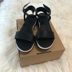 Black and White Sandals by a new day - W7